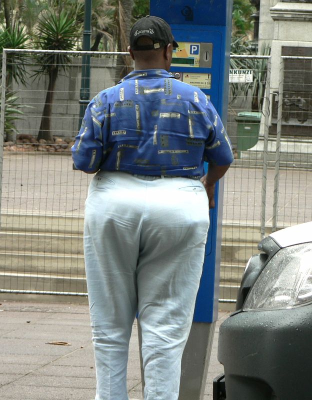 JAR 493.JPG - Ukázka jak černochům odlišně roste zadek.